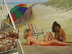 Ikki lesbians beach da fonda o'ynab