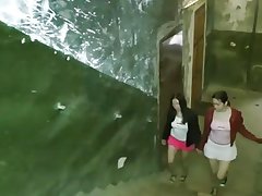 Qizlar yotoqxonada dam olish