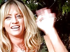 Redhead osiyo lesbian uning qattiq mushuk bog'ida o'ynoqi do'stlari tomonidan licked bor