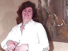 Qilli qin bilan katta eski granny