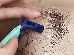 Bir qiz tennis racket va sun'iy jinsiy olatni bilan foursome forplay sevadi