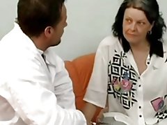 Qilli etuk qattiq yosh hamshira tomonidan eshak ichida fucked